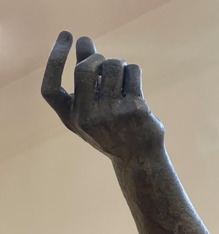 Poseidon Artemisioni neemelt – parema käe detail koos säilinud kolmhargi hoidmise žestiga Poseidon Artemisioni neemelt – parema käe detail koos säilinud kolmhargi hoidmise žestiga