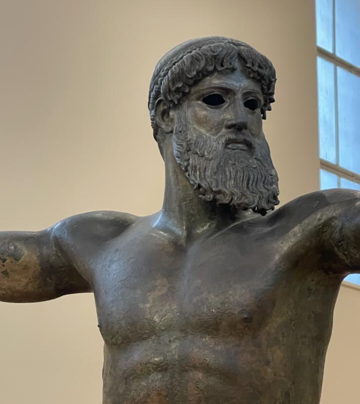 Poseidon vom Kap Artemision – Detail des Kopfes mit ausgeprägter Haar- und Bartplastik Poseidon vom Kap Artemision – Detail des Kopfes mit ausgeprägter Haar- und Bartplastik