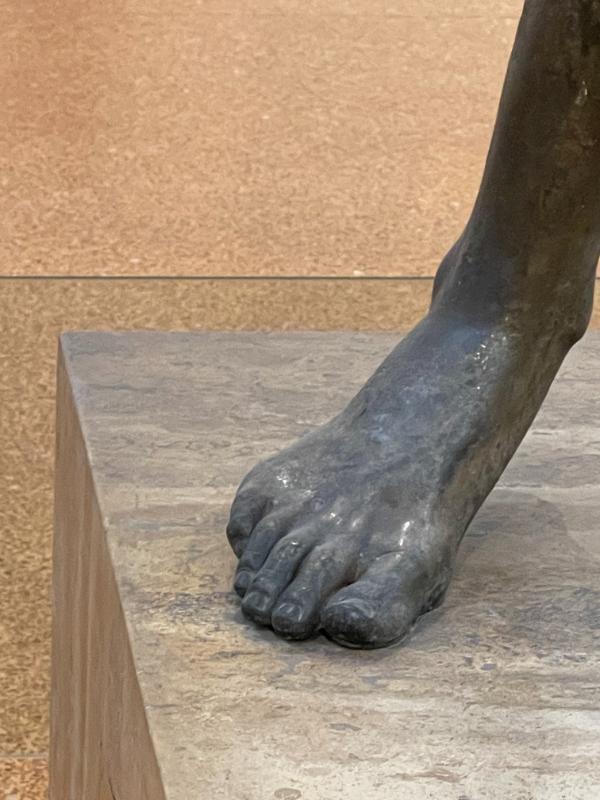 Poseidon vom Kap Artemision – Detail des rechten Fußes mit sichtbarer Struktur des Bronzegusses Poseidon vom Kap Artemision – Detail des rechten Fußes mit sichtbarer Struktur des Bronzegusses