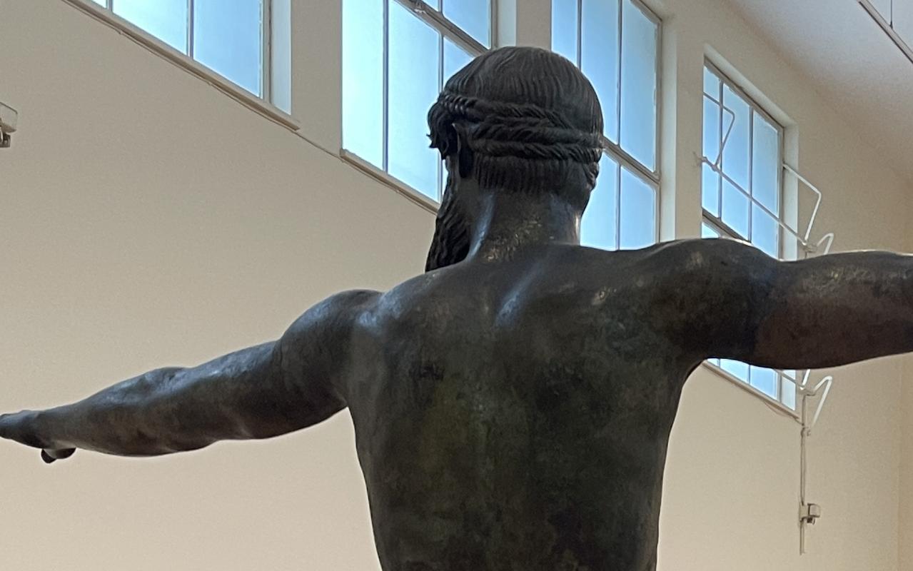 Poseidon Artemisioni neemelt – selja ja soengu detailid tüüpilise krooni või peapaelaga (taenia) Poseidon Artemisioni neemelt – selja ja soengu detailid tüüpilise krooni või peapaelaga (taenia)