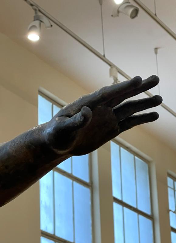 Poseidon Artemisioni neemelt – jumala vasak käsi, ohvrile suunatud kolmhark Poseidon Artemisioni neemelt – jumala vasak käsi, ohvrile suunatud kolmhark