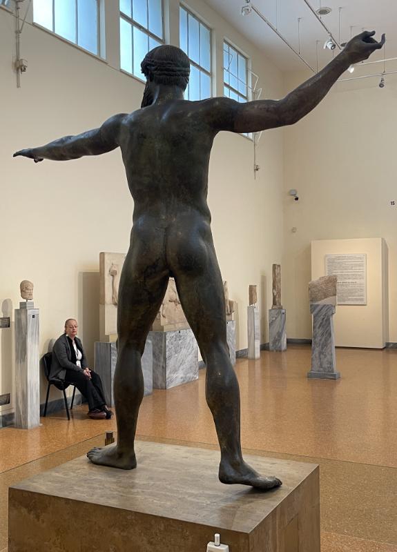 Poseidon vom Kap Artemision – Schrägrechte Rückansicht mit Betonung der plastischen Anatomie und Bewegungsdynamik Poseidon vom Kap Artemision – Schrägrechte Rückansicht mit Betonung der plastischen Anatomie und Bewegungsdynamik