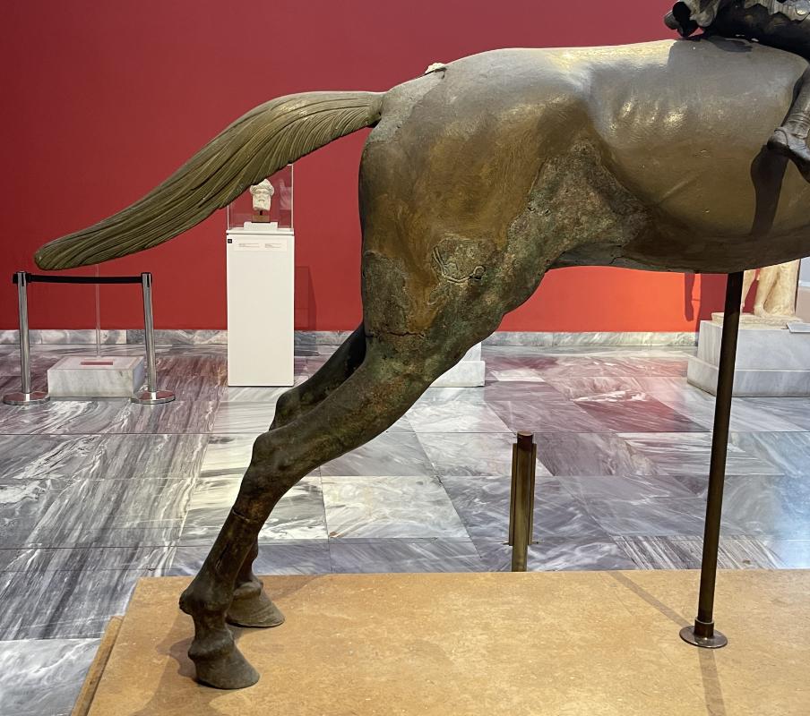 Ratsanik neemelt Artemisioni – hobuse tagajalgade ja saba detail Ratsanik neemelt Artemisioni – hobuse tagajalgade ja saba detail