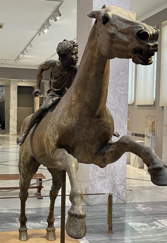 Ratsanik Cape Artemisionilt – ratsanik galopeeriva hobuse seljas eestvaates