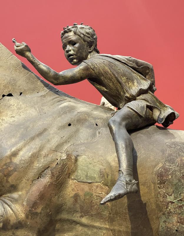 Ratsanik Cape Artemisionilt – noor džoki hobuse seljas, lähivõte Ratsanik Cape Artemisionilt – noor džoki hobuse seljas, lähivõte