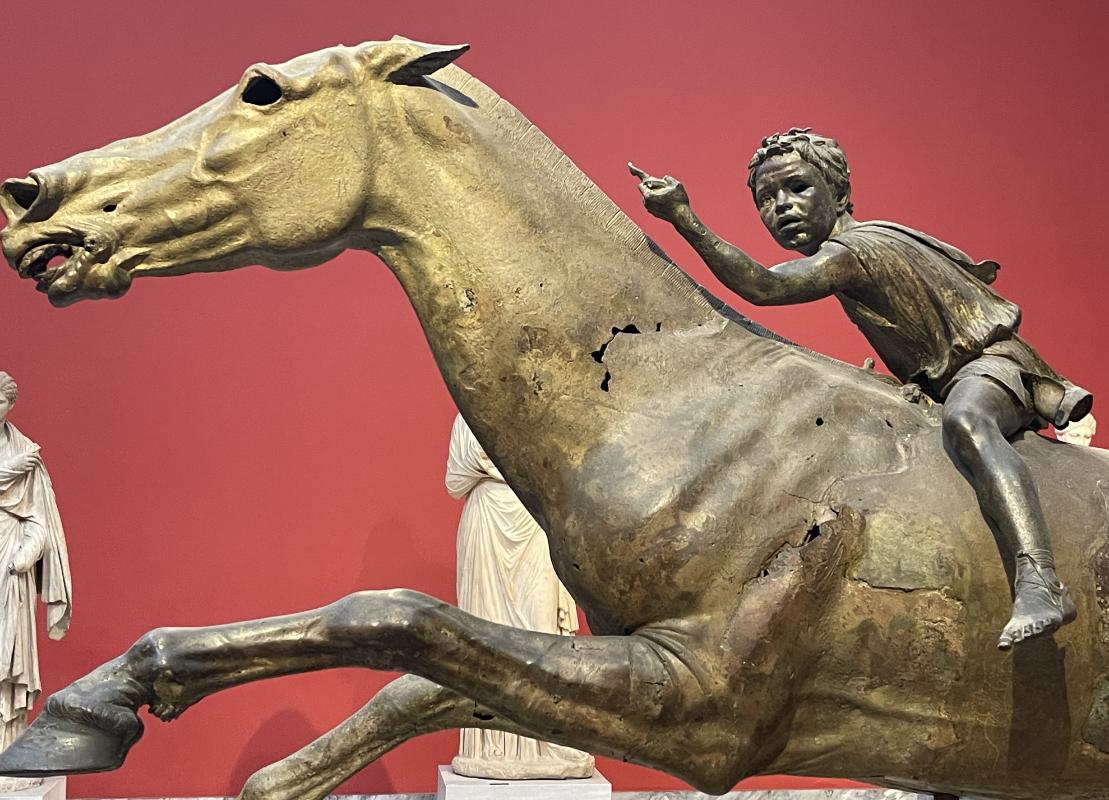 Ratsanik Cape Artemisionilt – ülestõstetud käega džoki, kes vaatab ettepoole Ratsanik Cape Artemisionilt – ülestõstetud käega džoki, kes vaatab ettepoole