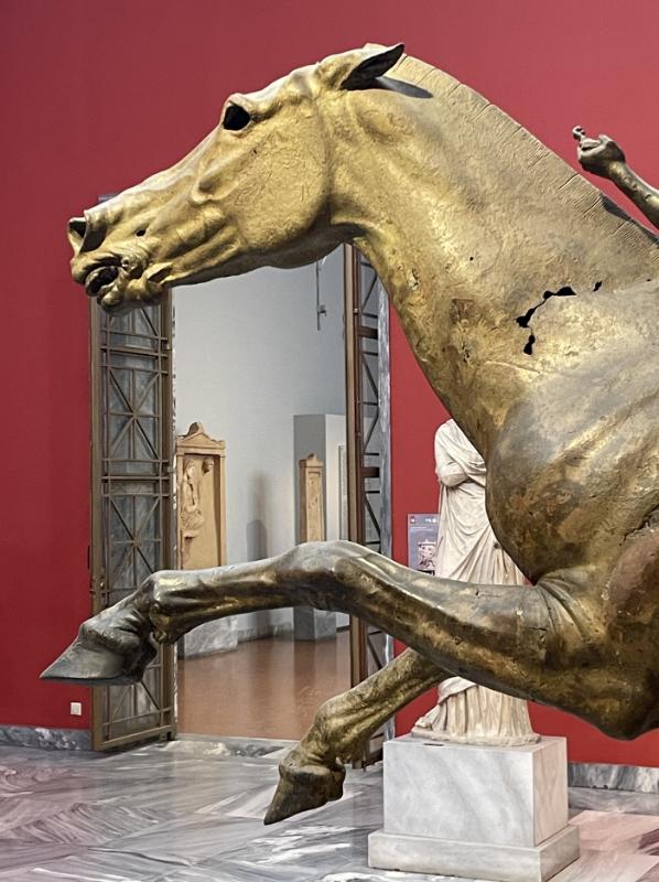 Ratsanik Cape Artemisionilt – hobuse pea avatud koonuga, külgvaade