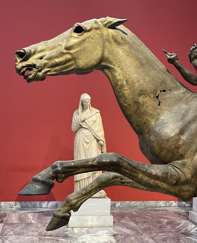 Artemisioni neemelt pärit ratsanik – hobuse pea, taustal naiskuju Artemisioni neemelt pärit ratsanik – hobuse pea, taustal naiskuju