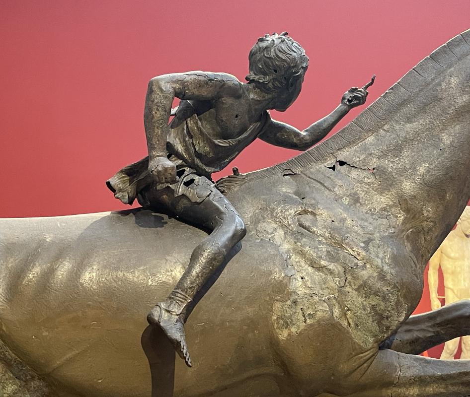 Ratsanik Cape Artemisionilt – lähivõte džokist hobuse seljas Ratsanik Cape Artemisionilt – lähivõte džokist hobuse seljas