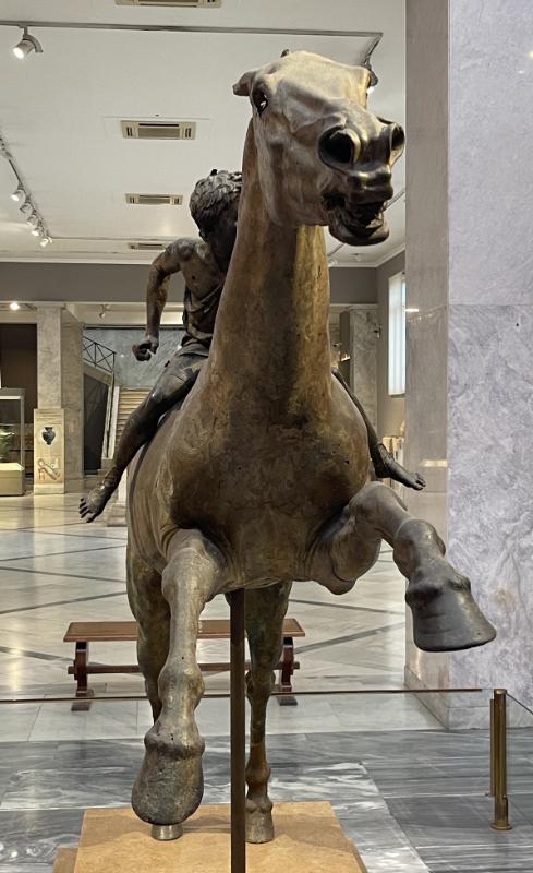 Ratsanik Cape Artemisionilt – dramaatilises edasiliikumises ratsanik eestvaates Ratsanik Cape Artemisionilt – dramaatilises edasiliikumises ratsanik eestvaates