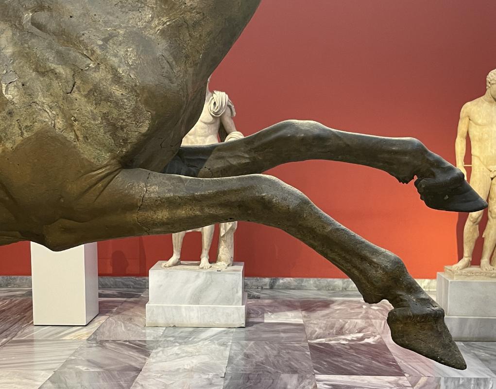 Ratsanik Cape Artemisionilt – pronksist hobuse esijalad ja hüppeliigutus Ratsanik Cape Artemisionilt – pronksist hobuse esijalad ja hüppeliigutus