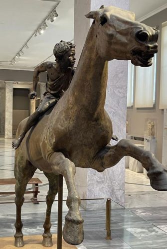 Reiter vom Kap Artemision – Frontalansicht des Reiters auf dem galoppierenden Pferd Reiter vom Kap Artemision – Frontalansicht des Reiters auf dem galoppierenden Pferd