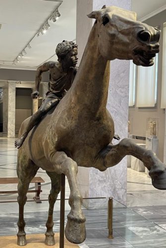 Reiter vom Kap Artemision – Frontalansicht des Reiters auf dem galoppierenden Pferd Reiter vom Kap Artemision – Frontalansicht des Reiters auf dem galoppierenden Pferd