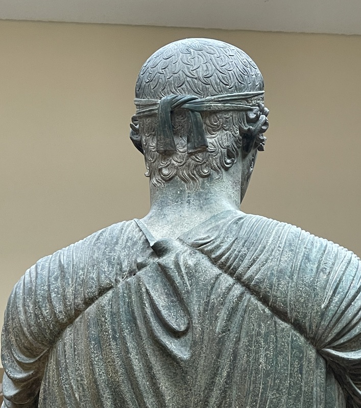 Siegreicher Wagenlenker von Delphi trägt das Stirnband des Champions Siegreicher Wagenlenker von Delphi trägt das Stirnband des Champions