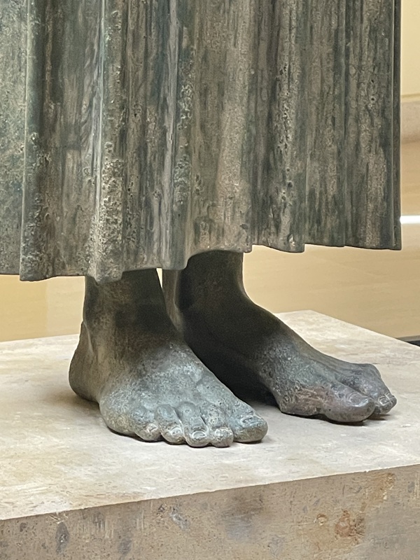 Wagenlenker von Delphi Detail der Tunika und Füssen Wagenlenker von Delphi Detail der Tunika und Füssen