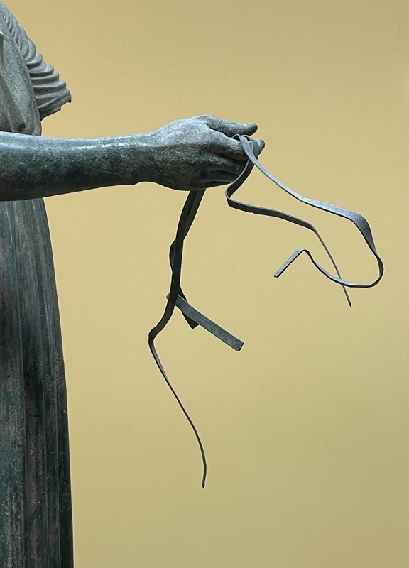 Wagenlenker von Delphi Detail der rechten Hand des Jünglings mit Resten von Zügeln Wagenlenker von Delphi Detail der rechten Hand des Jünglings mit Resten von Zügeln