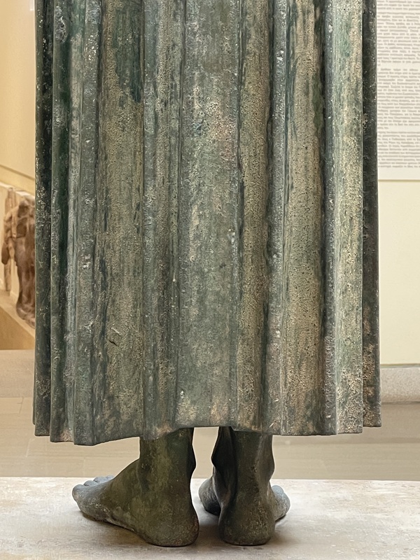 Wagenlenker von Delphi Detail der typischen langen Tunika, die bis zu den Knöcheln reichte Wagenlenker von Delphi Detail der typischen langen Tunika, die bis zu den Knöcheln reichte