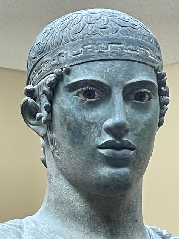 Wagenlenker von Delphi Klassisches Gesicht Kopf mit Haaren und Stirnband des Siegers Wagenlenker von Delphi Klassisches Gesicht Kopf mit Haaren und Stirnband des Siegers