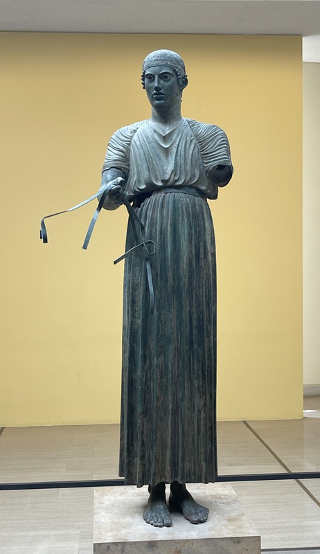 Wagenlenker von Delphi entdeckt im Jahr 1896 Wagenlenker von Delphi entdeckt im Jahr 1896