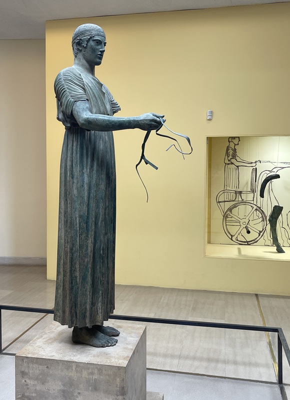 Wagenlenker von Delphi im Hintergrund mit Bilddarstellung Wagenlenker von Delphi im Hintergrund mit Bilddarstellung