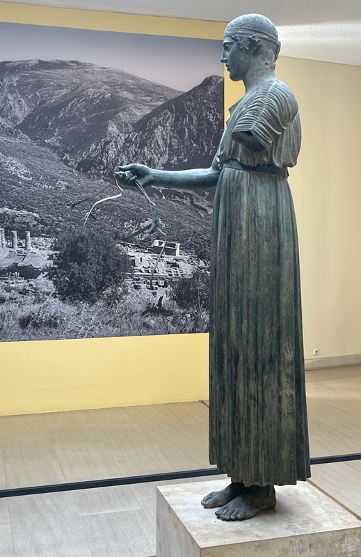 Wagenlenker von Delphi im Museum mit Foto der Ausgrabungsstätte Wagenlenker von Delphi im Museum mit Foto der Ausgrabungsstätte