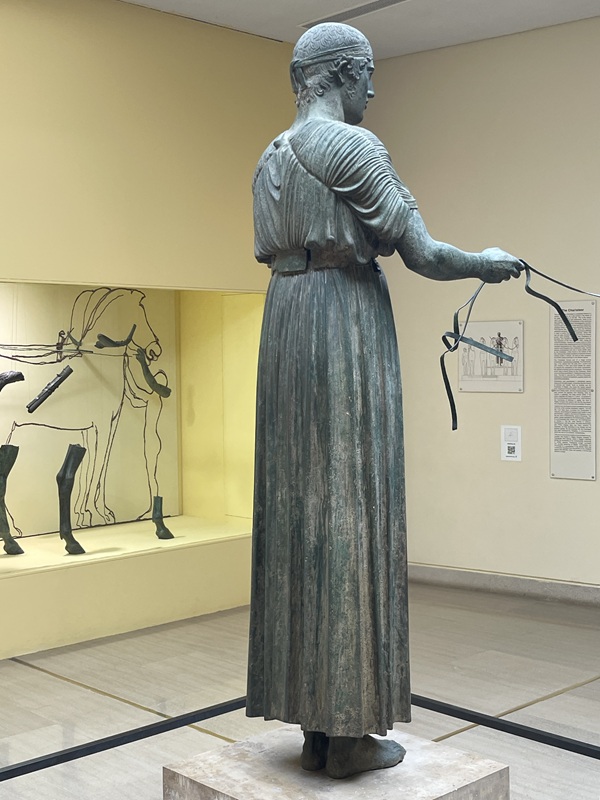 Wagenlenker von Delphi mit Zügeln in der rechten Hand Wagenlenker von Delphi mit Zügeln in der rechten Hand
