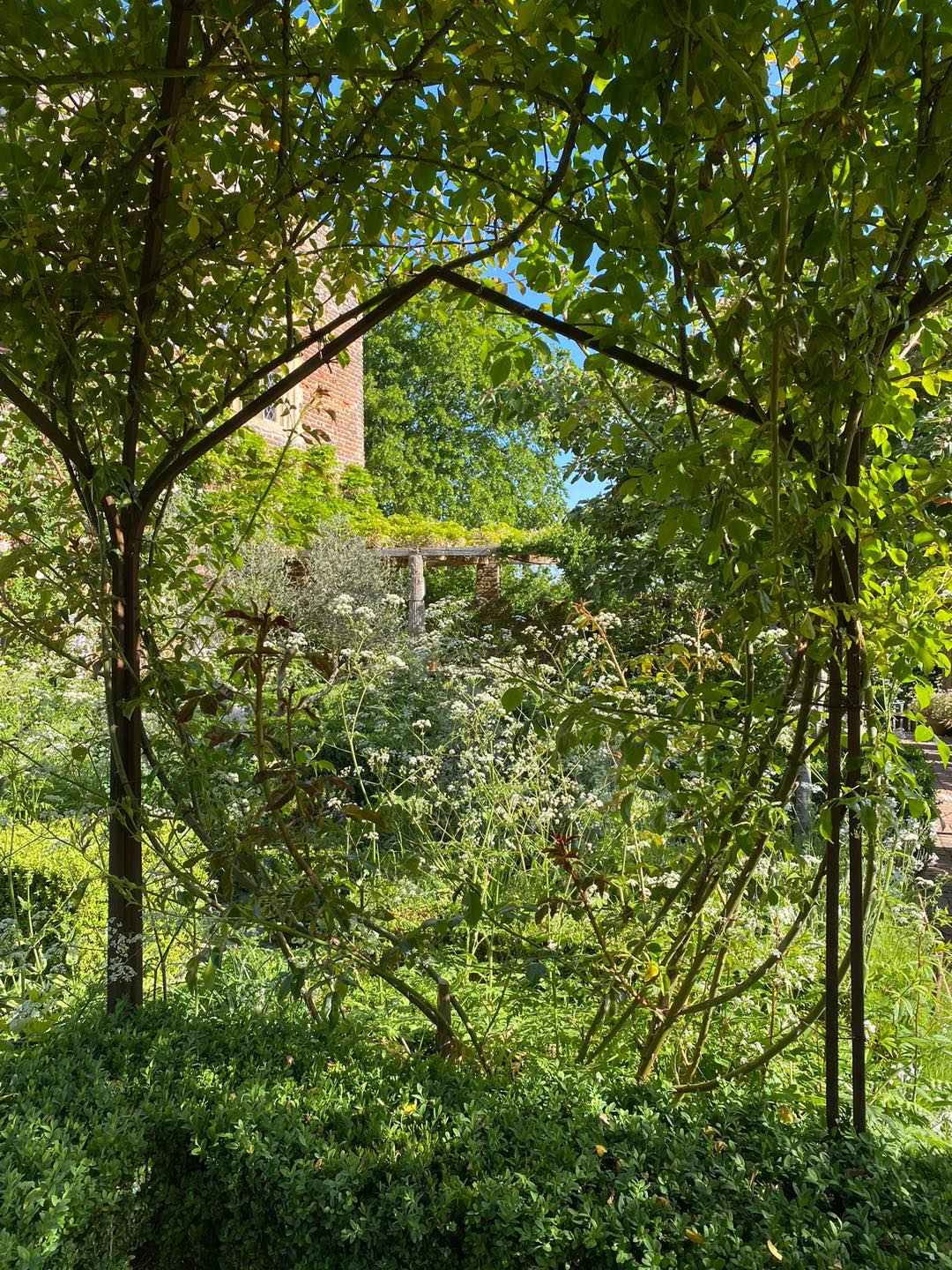 Detail Sissinghurst Rosenpavillon mit Rambler im Mai Detail Sissinghurst Rosenpavillon mit Rambler im Mai