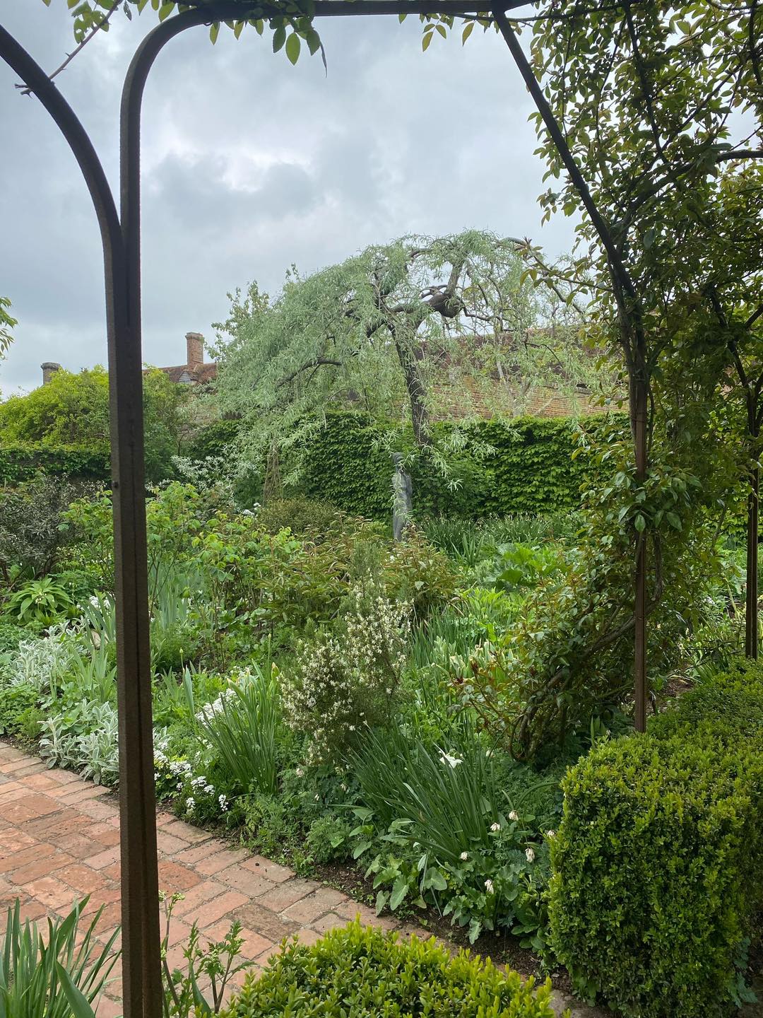 Detail von Sissinghurst Rosenpavillon Bögen im April Detail von Sissinghurst Rosenpavillon Bögen im April