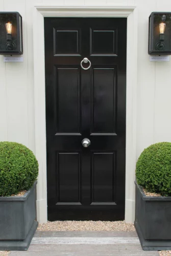 Verona Kübeln mit Buchsbäumen und schwarzen Lampen am Hauseingang in London