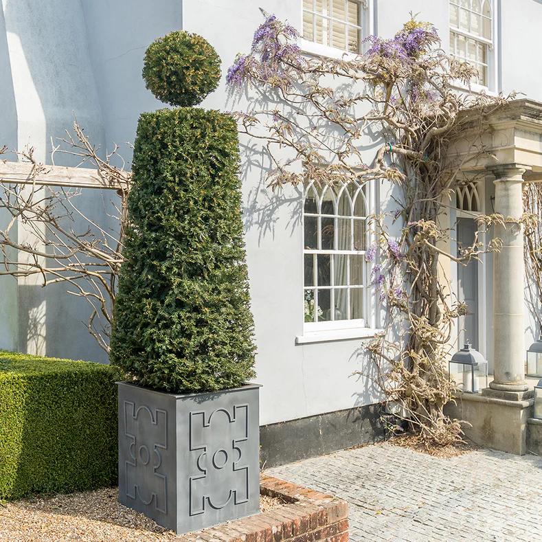 French Grandeur Large – klassikaline elegants pikliku kujuga A Place in the Gardenilt