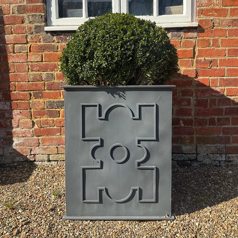 Prantsuse Grandeur Klein – kompaktne ja klassikalise ilmega võlu A Place in the Gardenilt