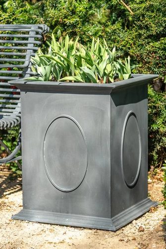 Kevad sosistab pangaplatsil – Windsori lillepott A Place in the Gardenist. Eelvaate pilt. Windsori istutuskast