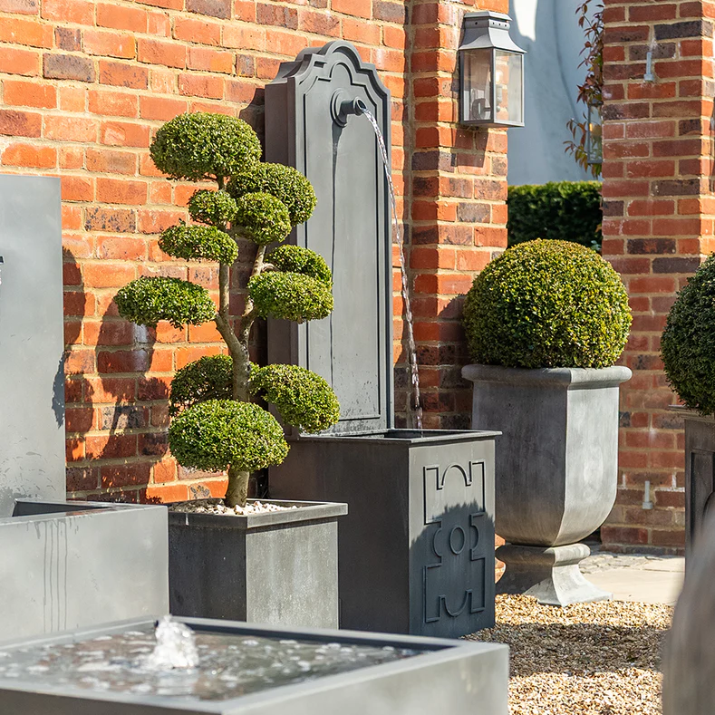 Grandeur kõrge seinapurskkaev – stiilne kõrgus ja elegantne esteetika firmalt A Place in the Garden