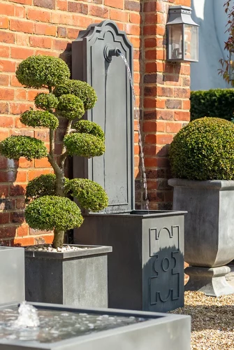 Grandeur Hoher Wandbrunnen – Stilvolle Höhe mit bleiverzierter Ästhetik von A Place in the Garden