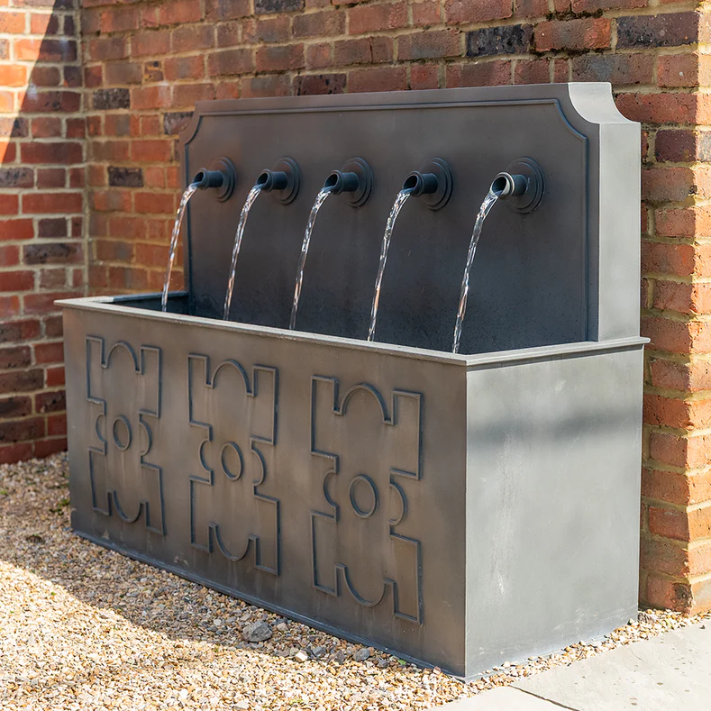 Grandeur Water Feature Trough – klassikaline prantsuse elegants viie veesoonega firmalt A Place in the Garden
