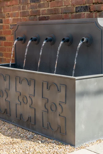 Grandeur Wasserspiel Trog – Klassisch französische Eleganz mit fünf Wasserläufen von A Place in the Garden