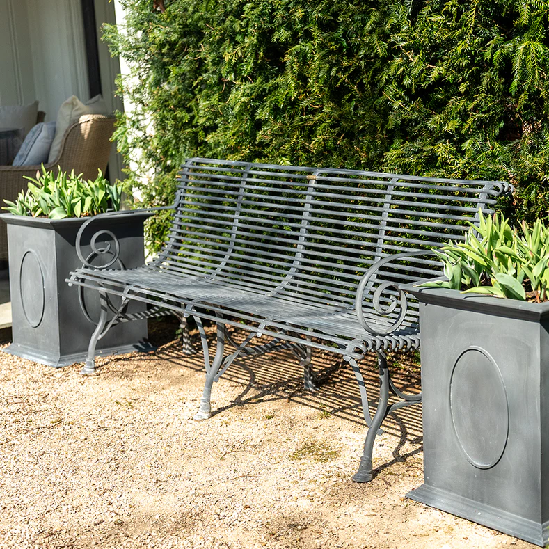 Dialoog varjus – Windsori istutuskast sarjast A Place in the Garden Dialoog varjus – Windsori istutuskast sarjast A Place in the Garden