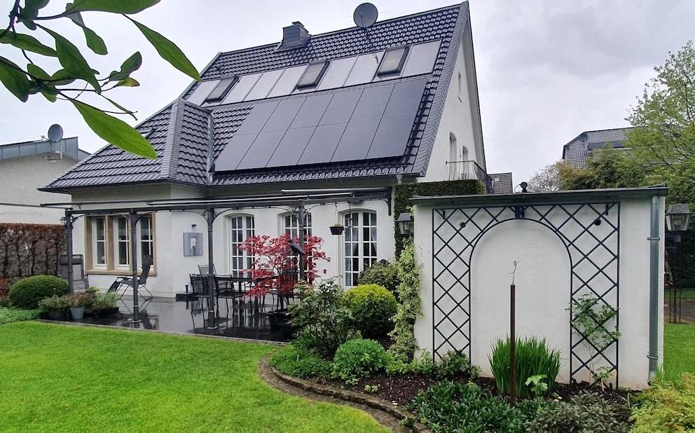 Gestaltung-der-Garagenwand-mit-Rankgitter-Treillage-als-Metall-von-Classic-Garden-Elements