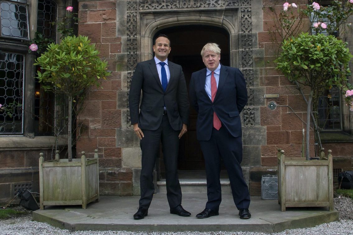 Boris Johnson & Leo Varadkar neben Pflanzkübel